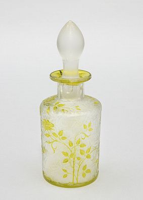 Флакон прессованного стекла с цветочным узором. Франция, конец XIX века.