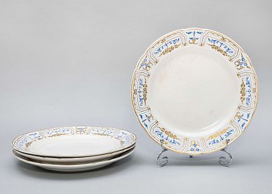 Четыре тарелки с узором в стиле ампир. Россия, Москва, фабрика Ф.Я. Гарднера, 1850-60-е годы.