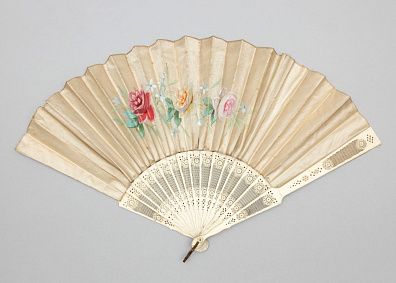 Веер "Розы" из атласа и резной кости. Россия, 1880-е годы.