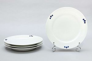 Четыре тарелки для вторых блюд с кобальтовым орнаментом. Россия, Рига, фабрика М.С. Кузнецова, 1889-1917 годы.
