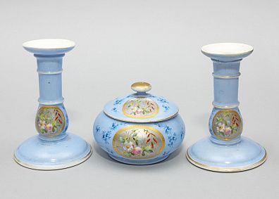 Туалетный набор с изображением цветочных букетов в резервах. Франция, 1880 - 1890 - е годы.