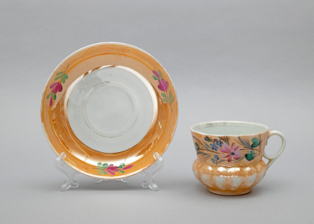 Чайная пара с флоральным декором в подборе. Россия. Т-во И.Е.Кузнецова.