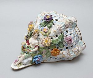 Консоль настенная "Купальщица в цветах". Германия, мануфактура Carl Thieme, 1888-1901 годы.