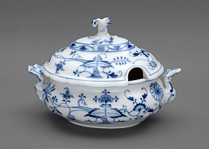 Супница, декорированная узором «Синий лук». Германия, Кёльн, Ernst Teichert GmbH. 1901–1923.