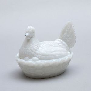 Масленка "Курица-наседка" опалового стекла. Россия, Мальцовские стекольные заводы, 1880-е годы.
