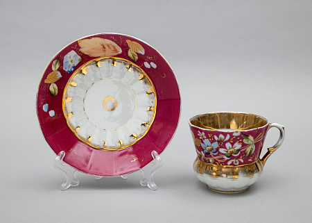 Чайная пара с флоральным декором. Россия. Т-во М.С. Кузнецова. 1889–1918.