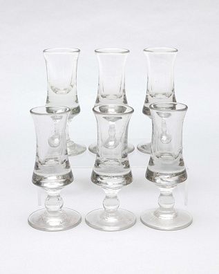 Шесть высоких водочных рюмок. Россия, середина XIX века.