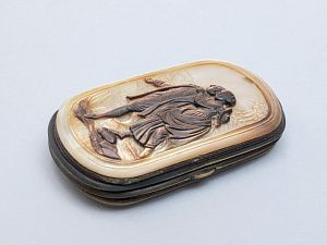 Кошелек из резной раковины с сюжетом "Герман и Доротея" по поэме И.В. Гёте. Франция, вторая половина XIX века.