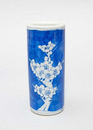 Стакан "Цветущая слива мэйхуа" для кистей и перьев. Китай, 1950-70 годы.
