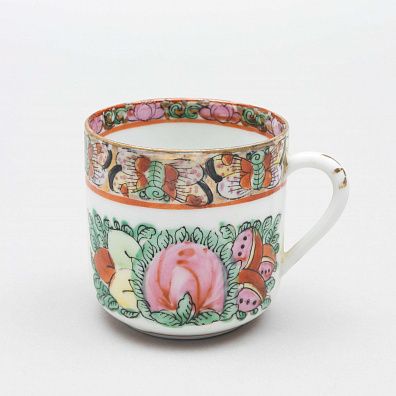 Кофейная чашка с узором в виде лотоса и бабочек. Китай, Гонконг, 1960-70 годы.