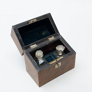 Пара флаконов в деревянной шкатулке. Россия или Западная Европа, конец XIX века.