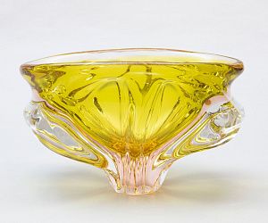 Ваза лимонно-янтарного стекла. Богемия, Хржибский стекольный завод (Chribska Glass), дизайнер - Йозеф Господка, 1960-80 годы.