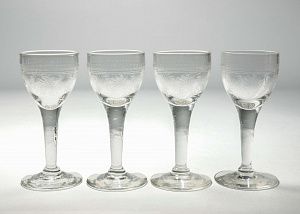 Четыре рюмки с пантографией. Россия, первая половина ХХ века.