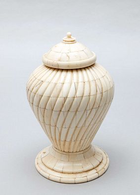Ваза с крышкой из кости. Франция, середина ХХ века.