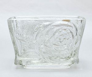 Ваза "Розы" прессованного стекла. Богемия, 1970-80 годы.
