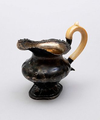 Молочник серебряный с чеканным узором и ручкой из кости. Россия, Москва, мастер "Л.М.", 1840 г.