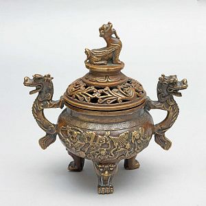 Курильница с ручками в виде драконов. Китай, середина ХХ века.