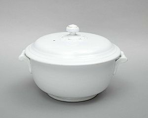 Супница с крышкой. Россия, Тверь, фабрика М.С. Кузнецова, 1889–1917 годы.