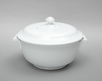 Супница с крышкой. Россия, т-во М.С. Кузнецова. 1889–1918.