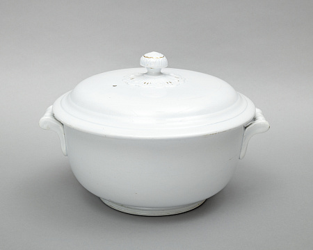 Супница с крышкой. Россия, т-во М.С. Кузнецова. 1889–1918.