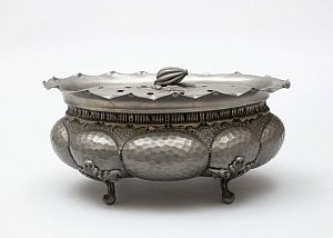 Блюдо для горячих закусок с ножками в виде листьев аканфа. Италия, фирма Italart, 1960-80 годы.