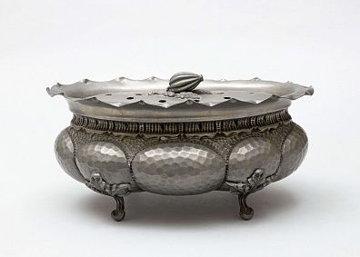 Блюдо для горячих закусок с ножками в виде листьев аканфа. Италия, фирма Italart, 1960-80 годы.