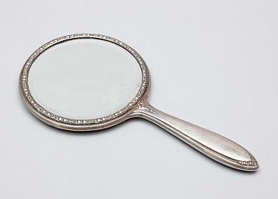 Зеркало в серебряной оправе с цветочным орнаментом. Западная Европа, конец XIX - начало ХХ века.