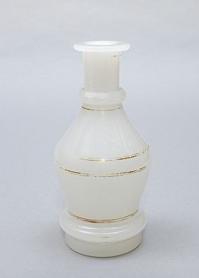 Флакон молочного стекла. Россия или Западная Европа, вторая треть XIX века.