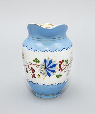 Молочник в стиле шинуазри. Россия, частные заводы, конец XIX -  начало XX века.