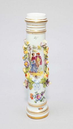 Основание под канделябр с галантной сценой в резерве. Западная Европа, первая треть ХХ века.