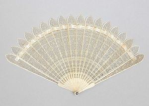 Веер-бризе из слоновой кости "в готическом вкусе". Франция, 1830-40 годы.