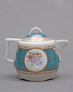 Чайник с пасторальной сценой. Россия, Дулево. 1924–1927.