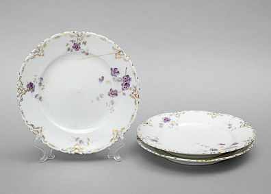 Три десертные тарелки с цветочным узором. Россия, ф-ка Гарднера. 1880–1910.