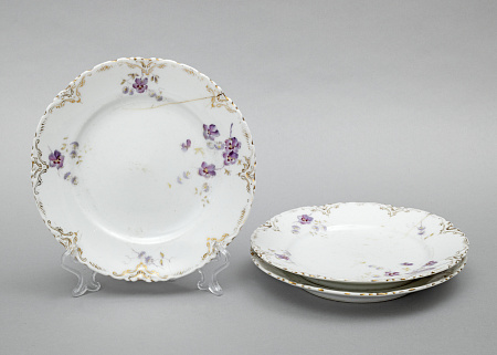 Три десертные тарелки с цветочным узором. Россия, ф-ка Гарднера. 1880–1910.