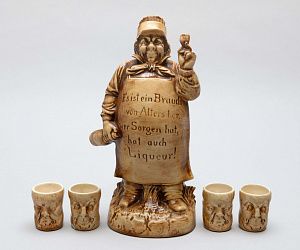 Штоф "Веселый пекарь" и четыре стопки. Германия, Тюрингия, Фолькштедт, фирма Schaefer & Vater, 1910-е годы.