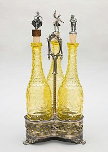 Круэт (набор для жидких специй) с бутылями уранового стекла. Западная Европа, середина XIX века.