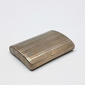 Портсигар изогнутой формы. Россия, Санкт-Петербург, мастер - "М.С.", 1908-17 годы.