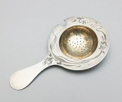 Ситечко для чая "Ирисы". Россия, Москва, мастерская Михаила Маслова, 1908 г.