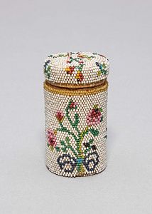 Игольница, расшитая бисером с монограммой. Франция, середина XVIII века.