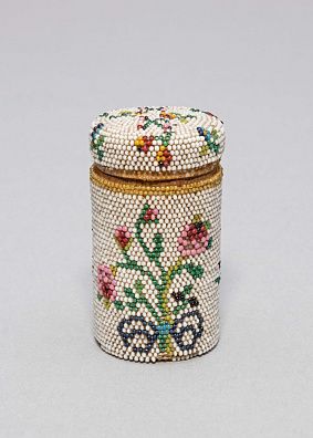 Игольница, расшитая бисером с монограммой. Франция, середина XVIII века.