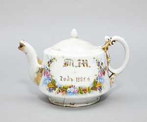 Чайник с цветочным узором. Россия, завод Храпунова-Нового, 1885 г.