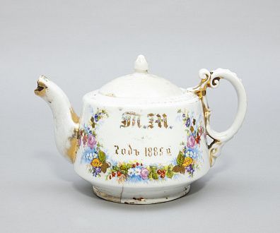 Чайник с цветочным узором. Россия, завод Храпунова-Нового, 1885 г.