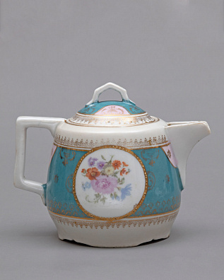 Чайник с пасторальной сценой. Россия, Дулево. 1924–1927.
