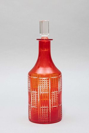 Графин алого стекла с фигурной огранкой. СССР, завод "Неман", 1960-70 годы.