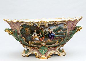 Ваза с рокайльным декором и пасторальной сценой в резерве. Франция, 1840-е годы.