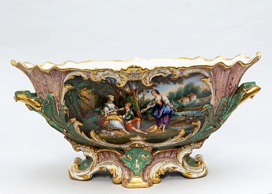 Ваза с рокайльным декором и пасторальной сценой в резерве. Франция, 1840-е годы.