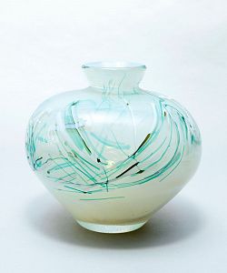 Ваза опалового стекла с цветными нитями. Западная Европа, 1960-80 годы.