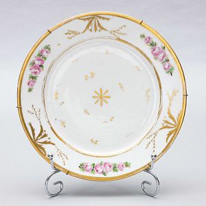 Тарелка с узорами из роз по борту. Германия, конец XVIII века.