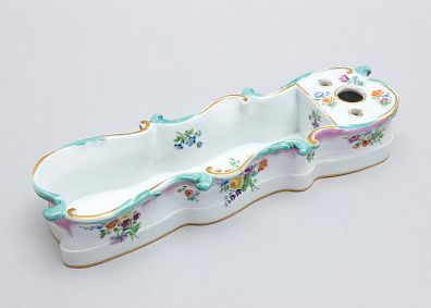 [Мейсен] Чернильница с "саксонскими букетами" и рокайльным бортом. Германия, Мейсенская фарфоровая мануфактура, середина ХIХ века.