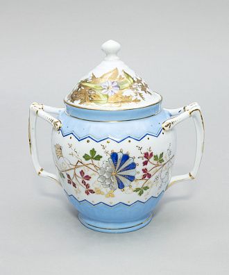Сахарница в стиле шинуазри. Россия, частные заводы, конец XIX - начало XX века.